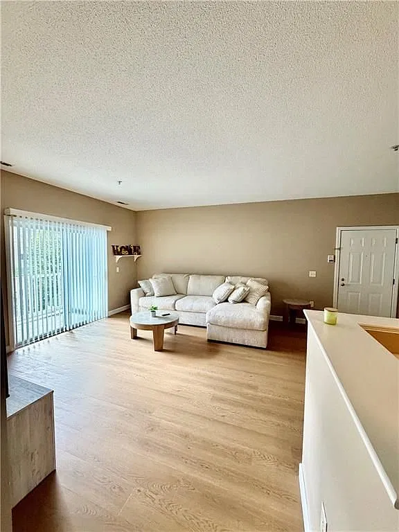 1 bed, 1.0 bath, 772 sqft, $1,800 — Photo 2