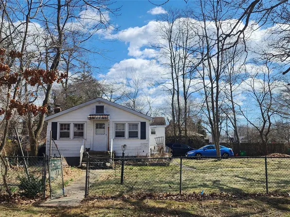 85 Woodside Road, Mastic Beach, NY 11951