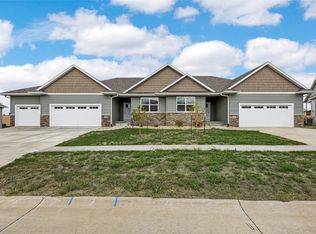 220 Ridge View Dr, Fairfax, IA 52228