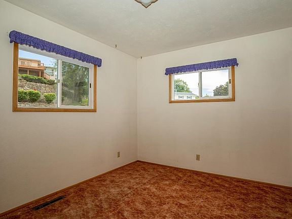 4th image of 905 15th Ave E