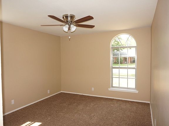 2nd image of 3302 Lindenwood Dr
