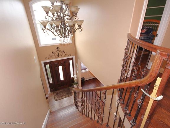 4th image of 115 Bayview Ave