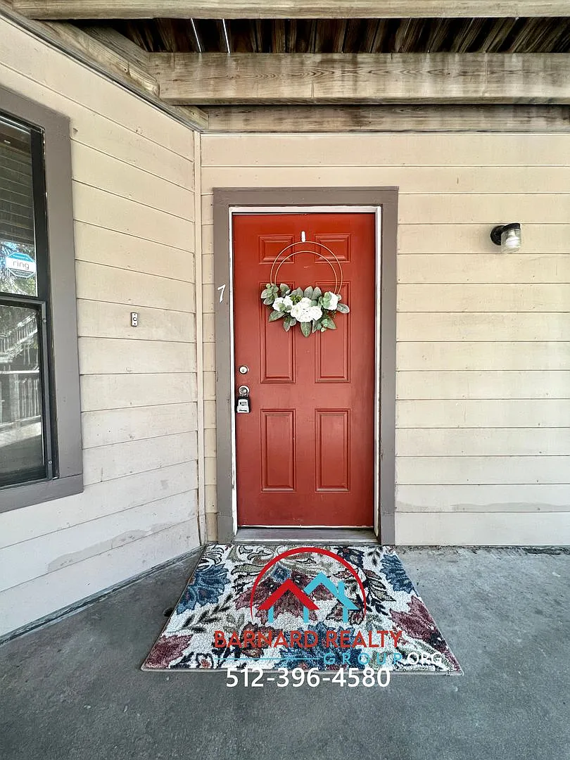 402 Fredericksburg Condos — Photo 3