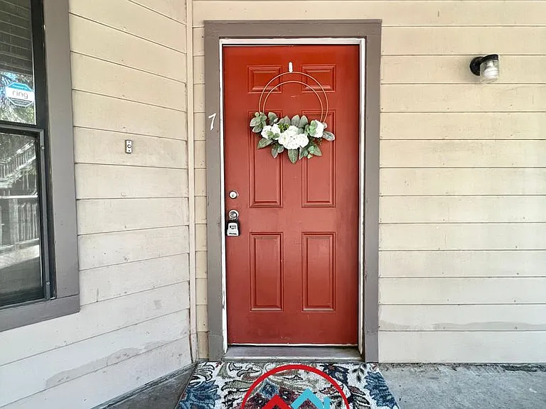 402 Fredericksburg St — Photo 2