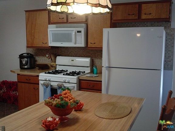 Gas Kitchen for the Chef.  Ample prep space with T