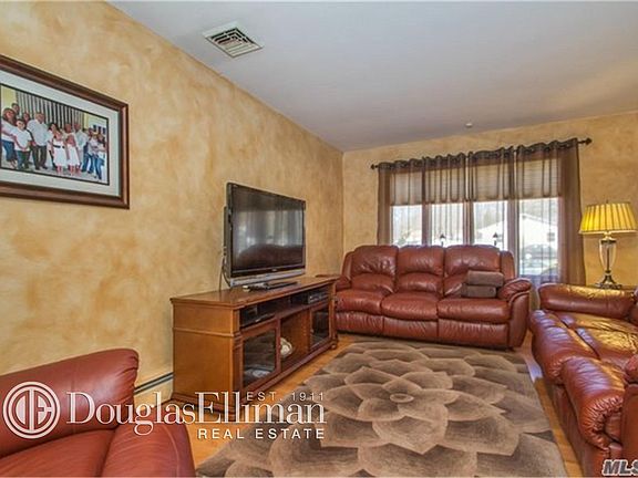 4th image of 18 Stewart Cir
