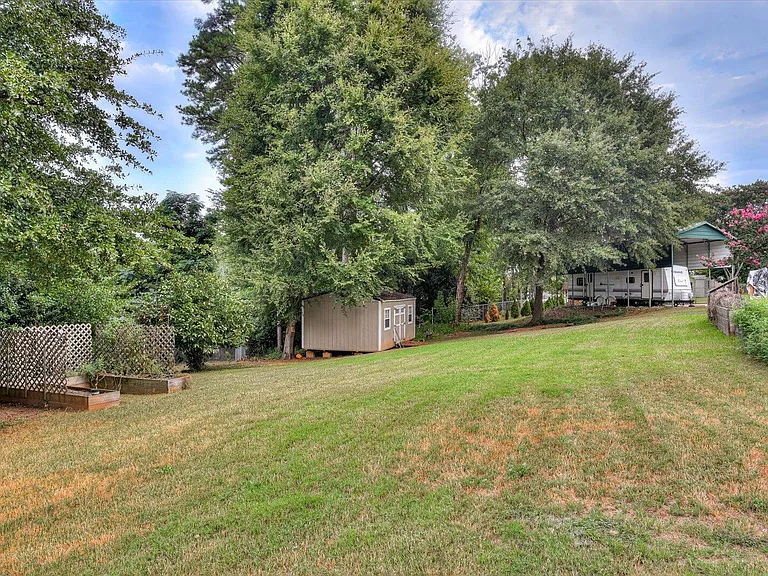 202 Holden Dr — Photo 32