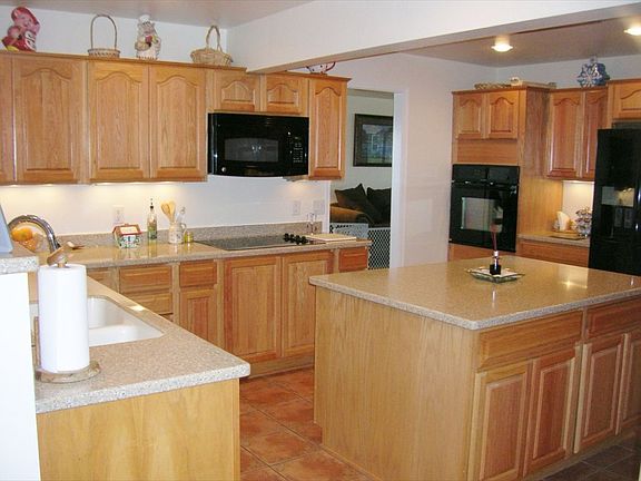 2nd image of 211 W 7th St