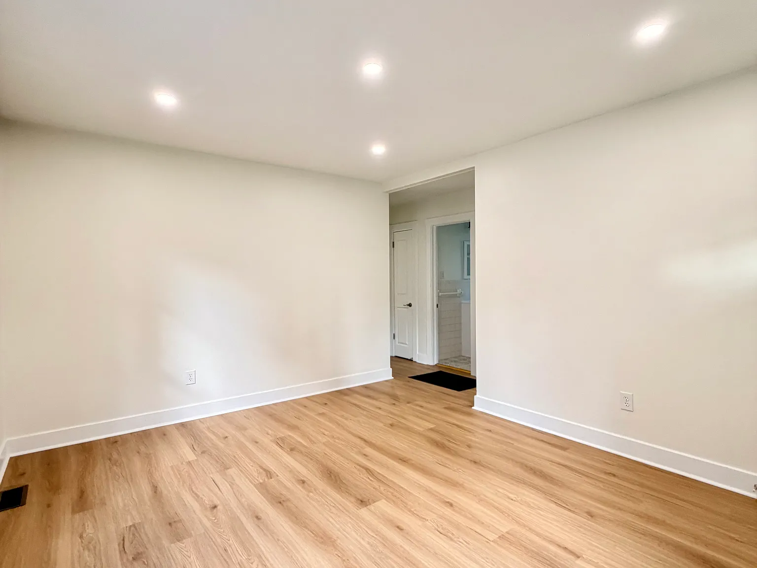 2 bed, 691 sqft, $1,900 — Photo 3