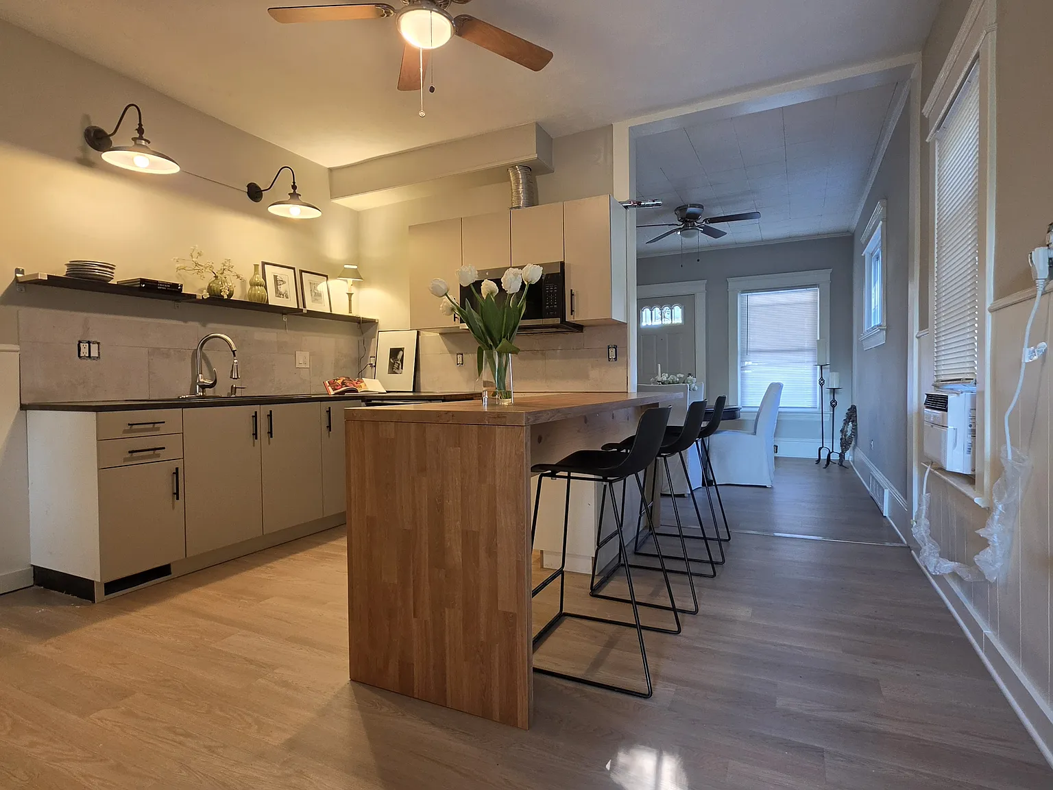 3 bed, 1250 sqft, $1,600 — Photo 1