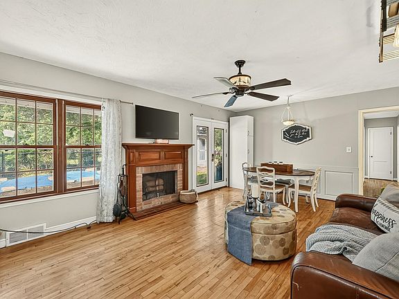 4th image of 1402 Damon Ct SE