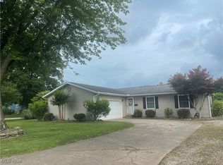 812 W 6th St, Williamstown, WV 26187