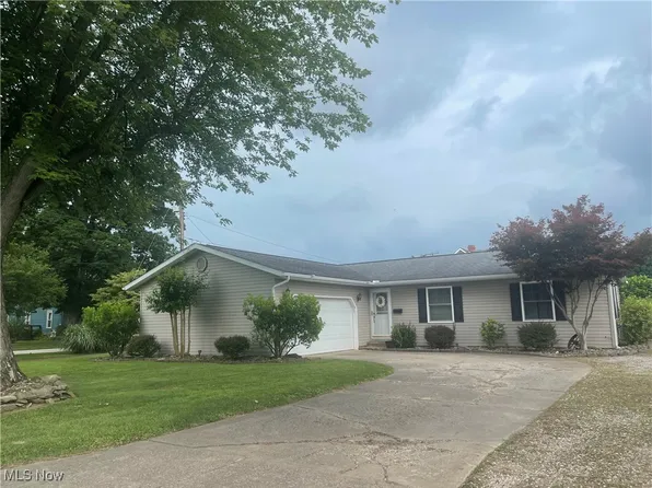 812 W 6th St, Williamstown, WV 26187