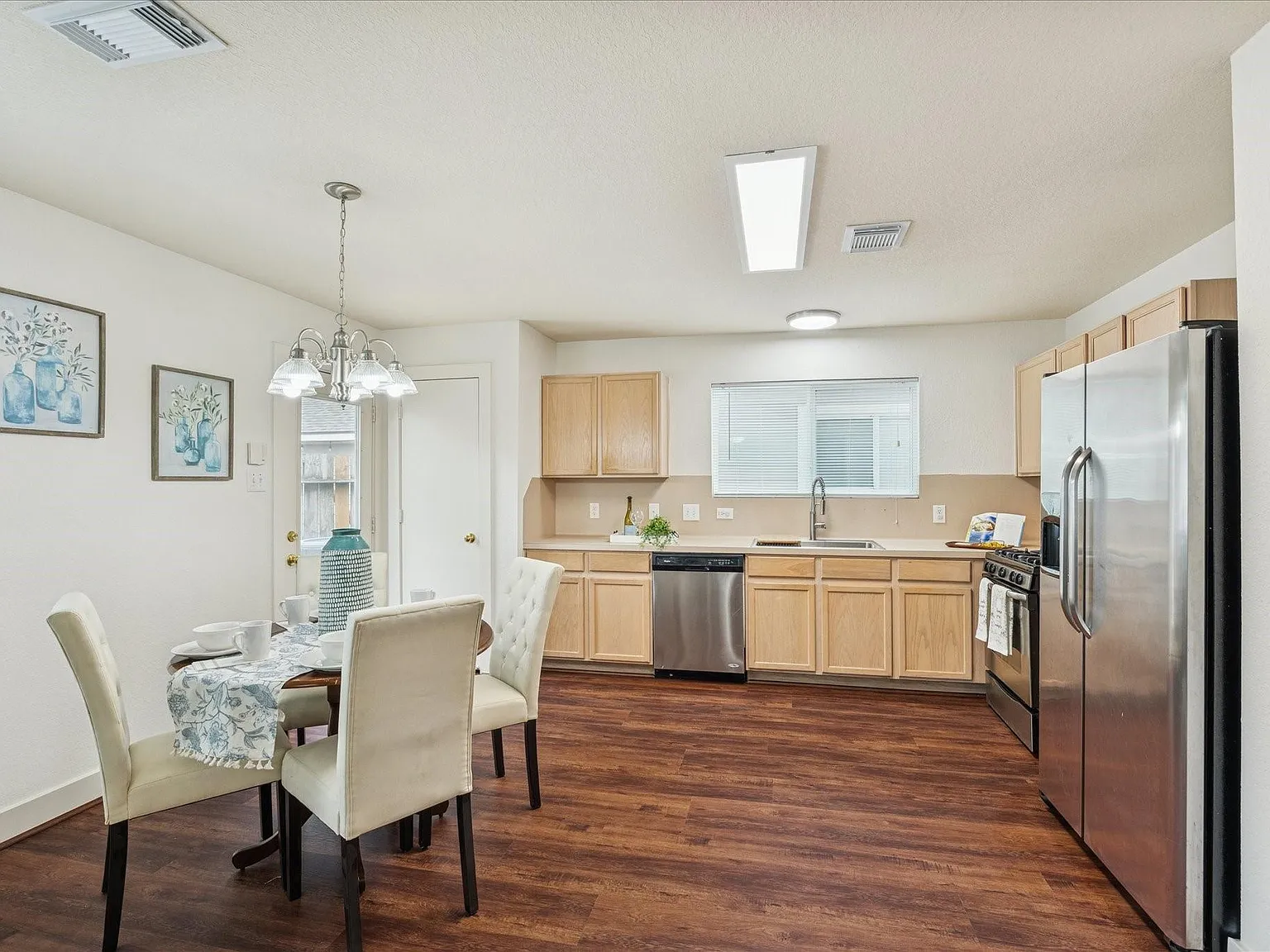 4 bed, 2.5 bath, 2192 sqft, $2,280 — Photo 3