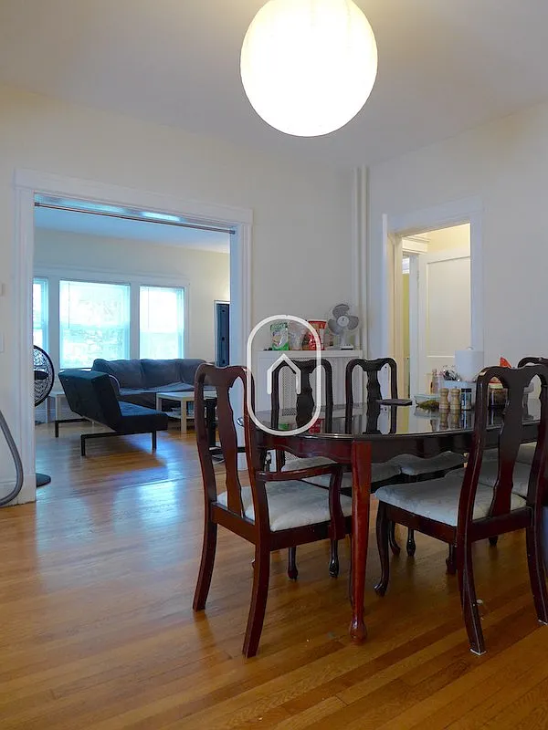 4 bed, 1.5 bath, 9999 sqft, $4,700 — Photo 1