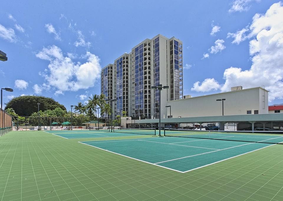 The complete building and the tennis courts available for tenants