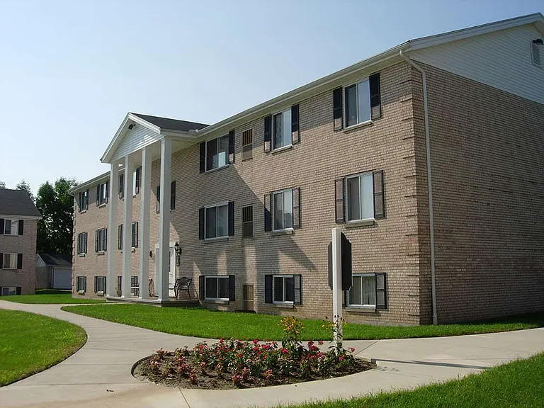 Woodview Commons Apartments — Photo 4
