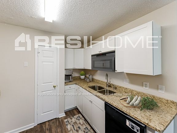 4th image of 1324 Royalty Dr