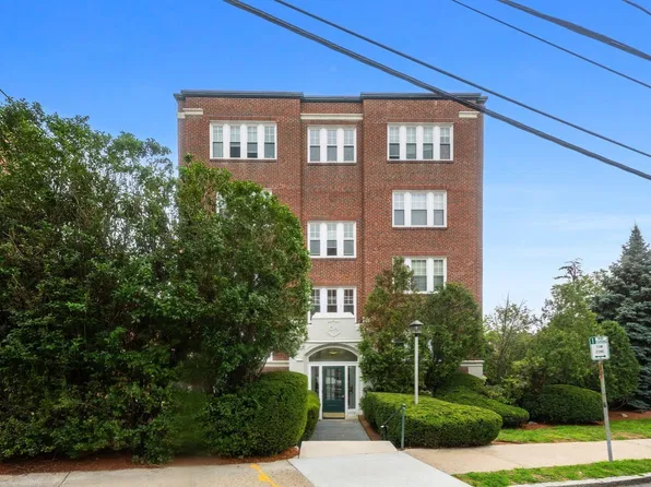 21 Bradlee Rd APT 32, Medford, MA 02155