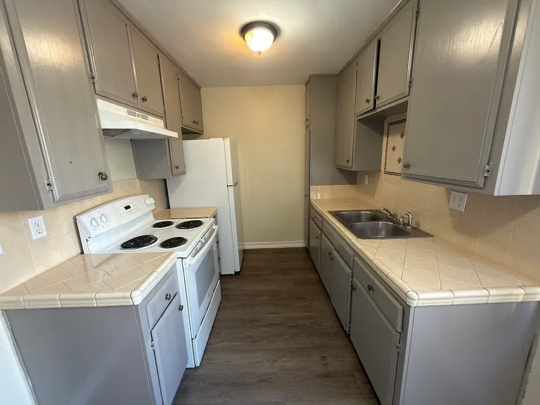 4311 Winona Ave — Photo 7