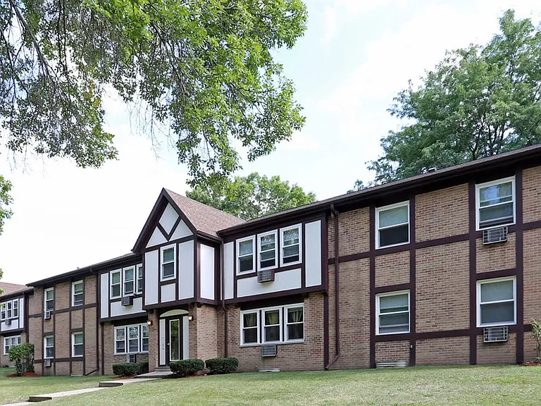 Kensington Pointe Apartments — Photo 13