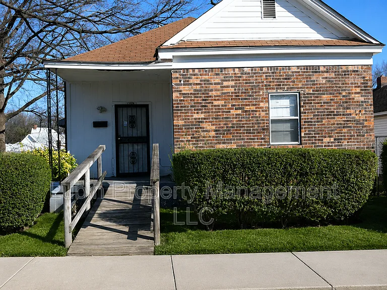 1326 Oak St — Photo 1