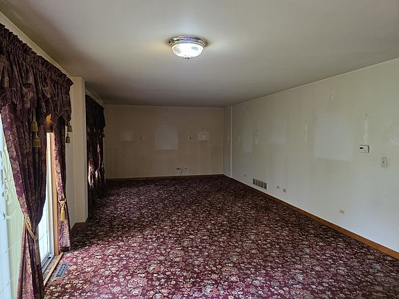 4th image of 740 Village Cir