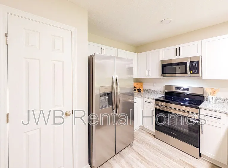 1128 Comanche St — Photo 2