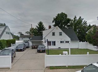 18 Friendly Rd, Hicksville, NY 11801