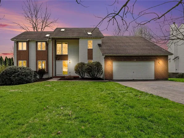 19 Royal Birkdale Ct, Penfield, NY 14526