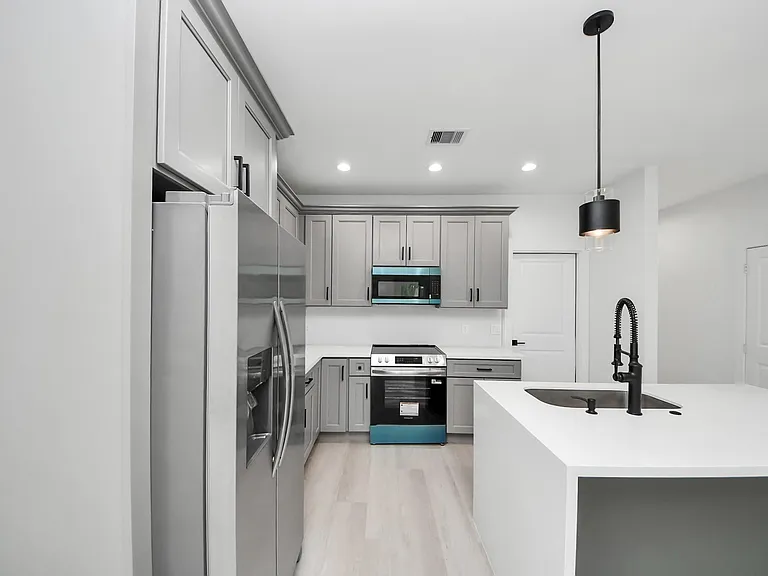 8218 Lawler St — Photo 14