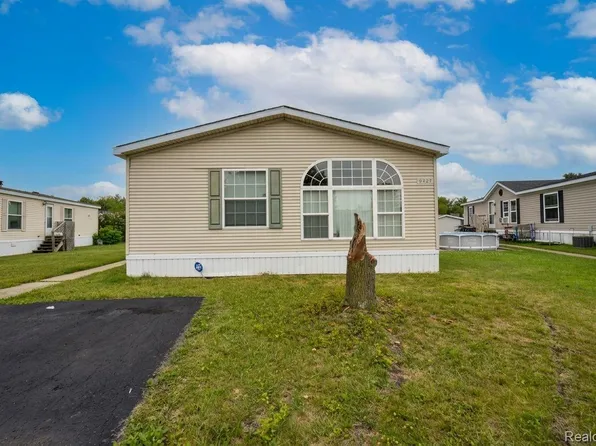 9327 Greentree Dr, Newport, MI 48166