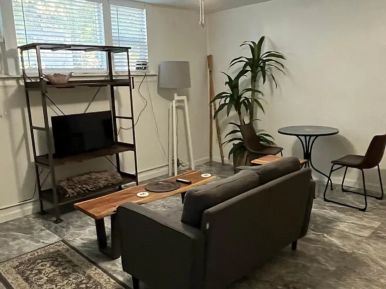 856 E Carter St #5 — Photo 1
