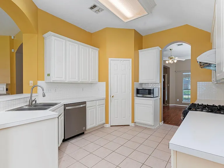 10415 Courtley St — Photo 10