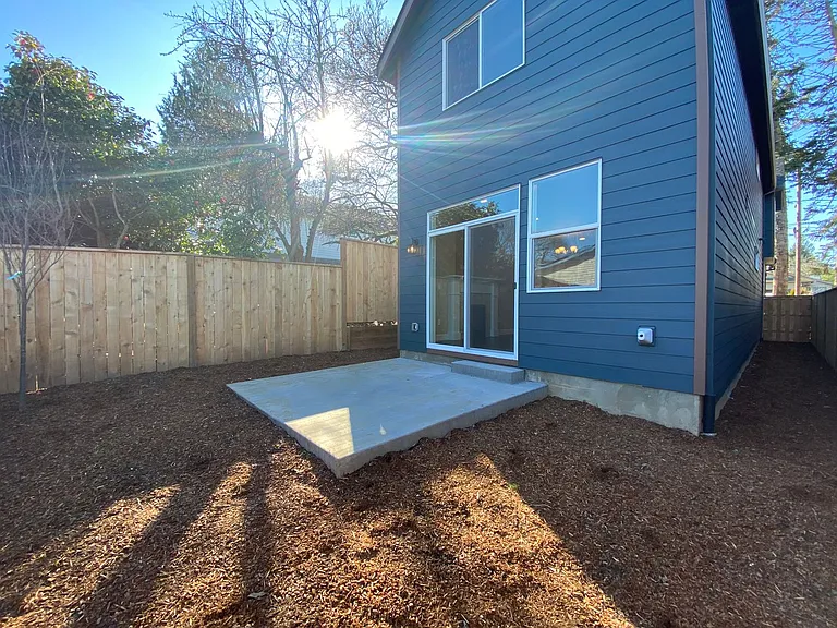 9126 N Seward Ave — Photo 29