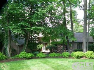 7136 Deer Lake Ct, Clarkston, MI 48346