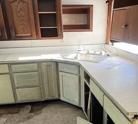 4th image of 580 Saint George Road