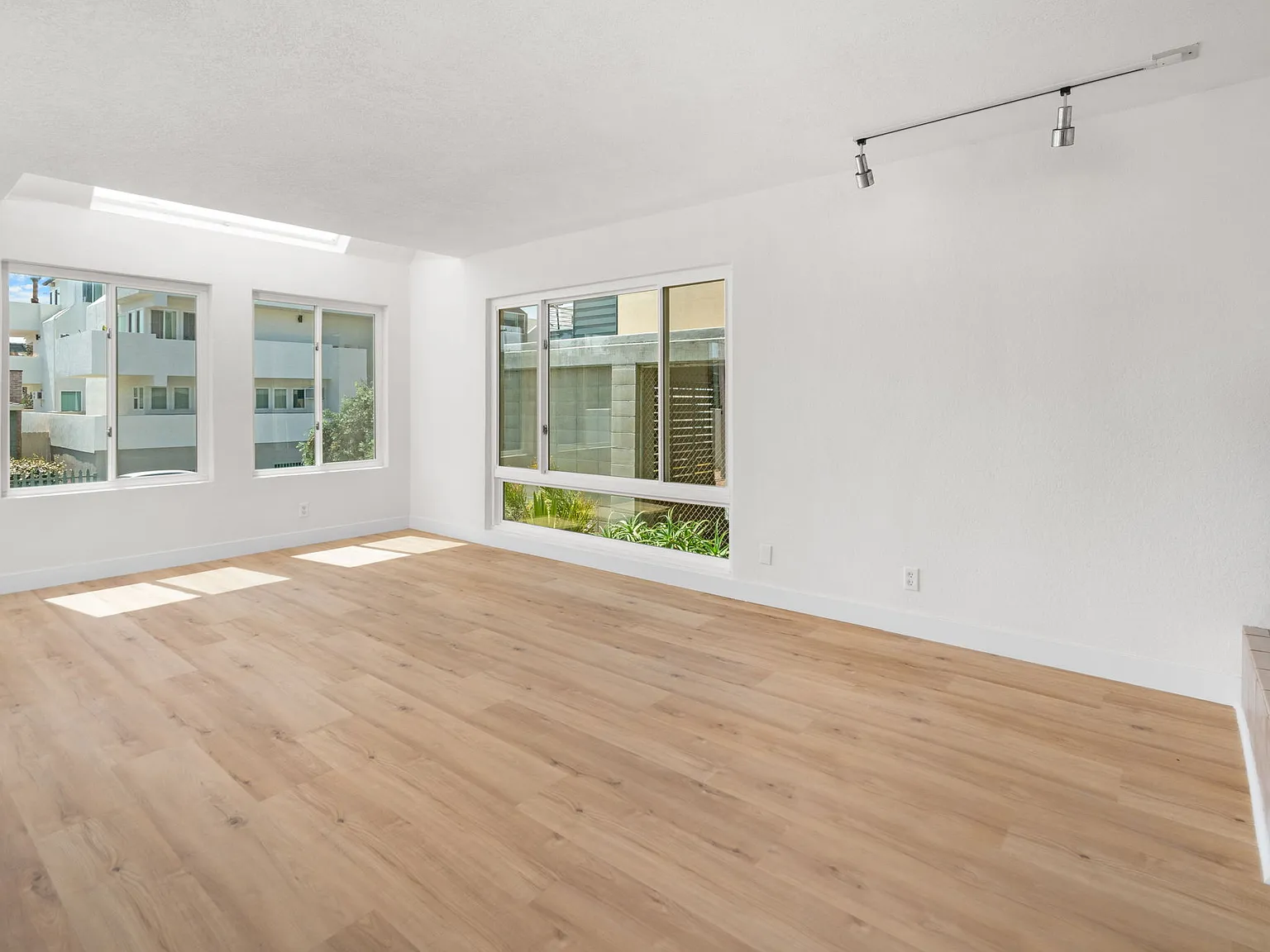 3 bed, 2.5 bath, 1200 sqft, $3,450 — Photo 2