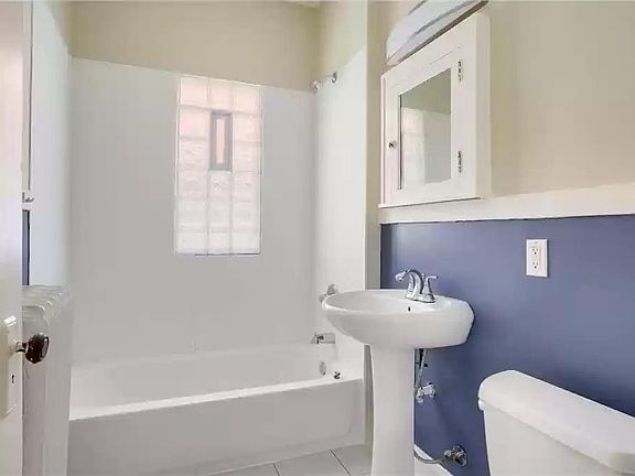 5th image of 2753 Fremont Ave S #2