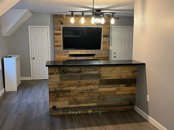 5th image of 721 Mammoth Rd APT 2