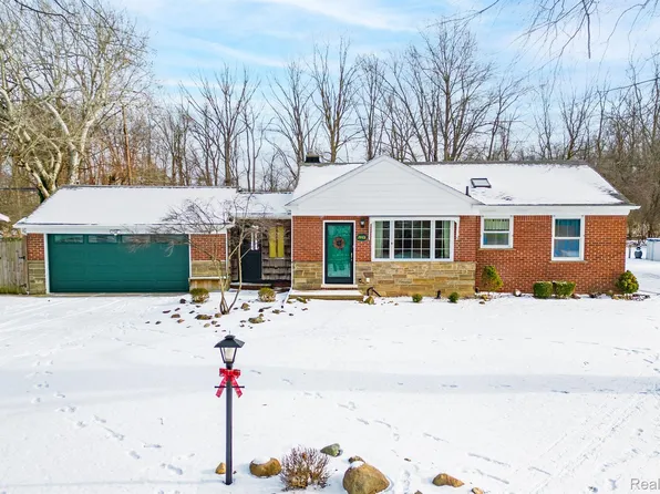 24431 Hickory Dr, Grosse Ile, MI 48138