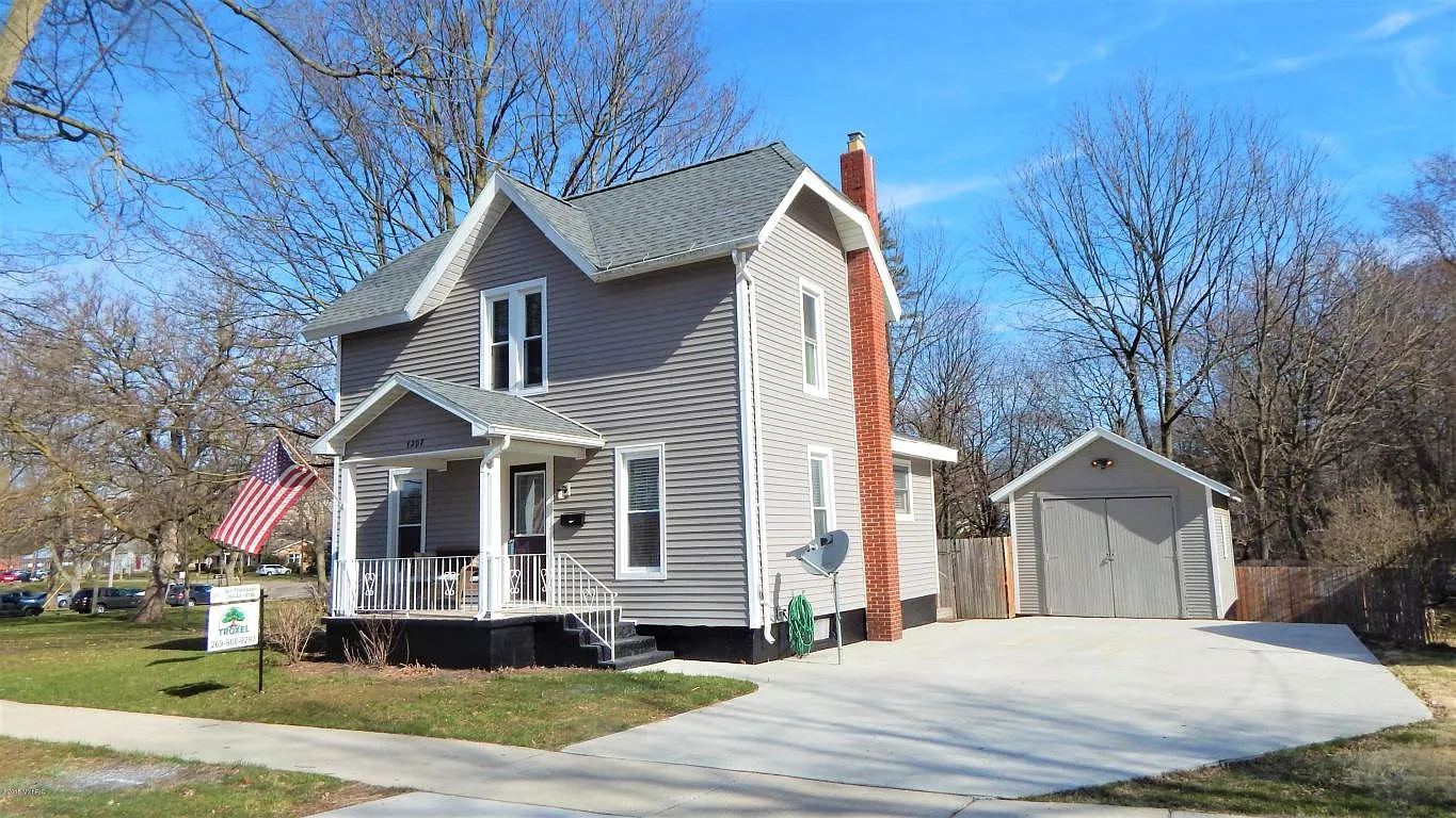 1207 Burns St photo 1