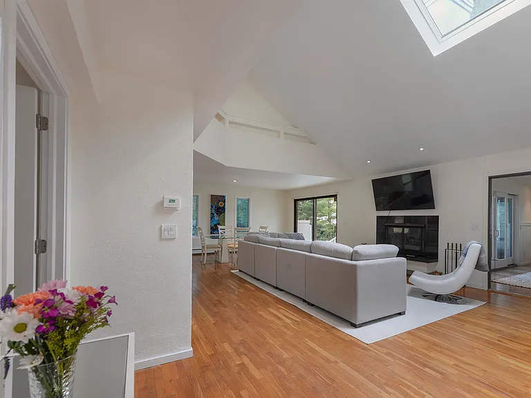 122 Lynn Ave — Photo 3