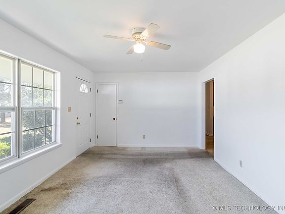 5th image of 900 E Hastain Ave