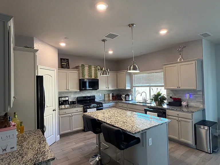3486 N Clover Ave — Photo 11