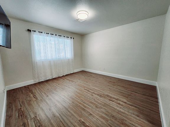 4th image of 7404 Hickory Hills Dr