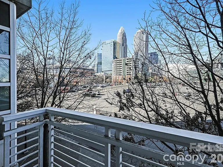 505 E 6th St #304 — Photo 19