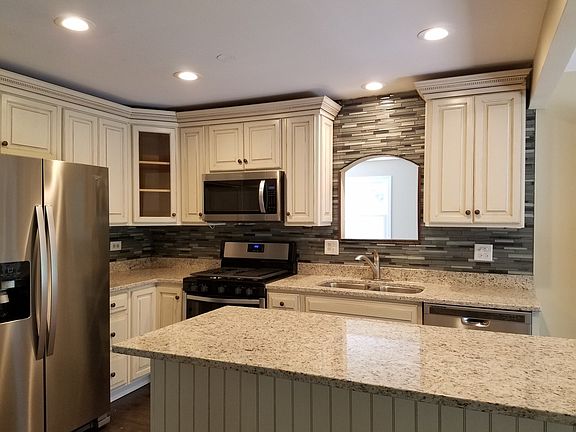 4th image of 1005 Valencia Dr