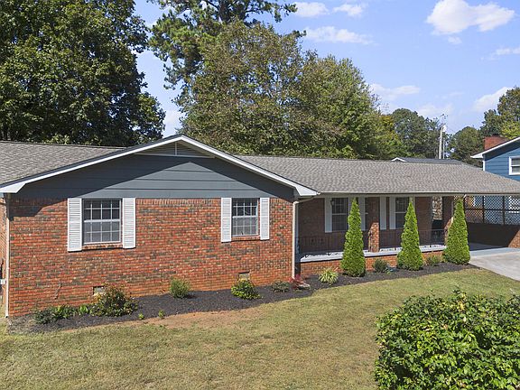 4th image of 2809 Pine Dr NE