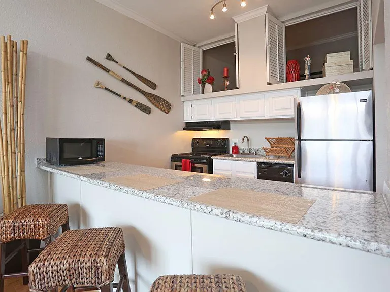 The Oceanfront Galveston Apartments — Photo 18